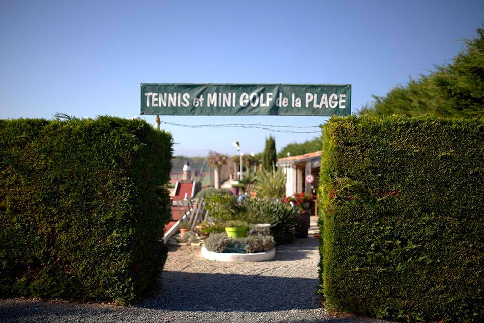 Image of the entrance of the Ars-en-Ré Tennis Club, a tennis club on Île de Ré.