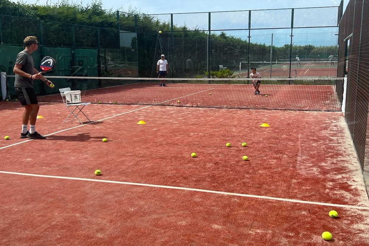 Photo of a padel lesson taking place at the Ars-en-Ré Tennis Club, a tennis club on Île de Ré.