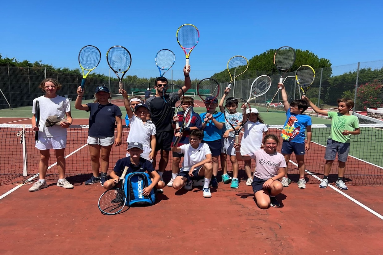 Photo of a tennis lesson taking place at the Ars-en-Ré Tennis Club, a tennis club on Île de Ré.