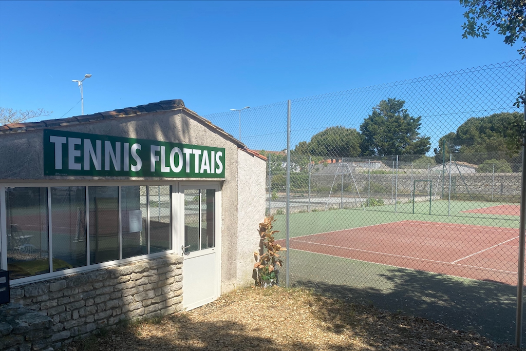 Image of the entrance of the La Flotte Tennis Club, a tennis club on Île de Ré.