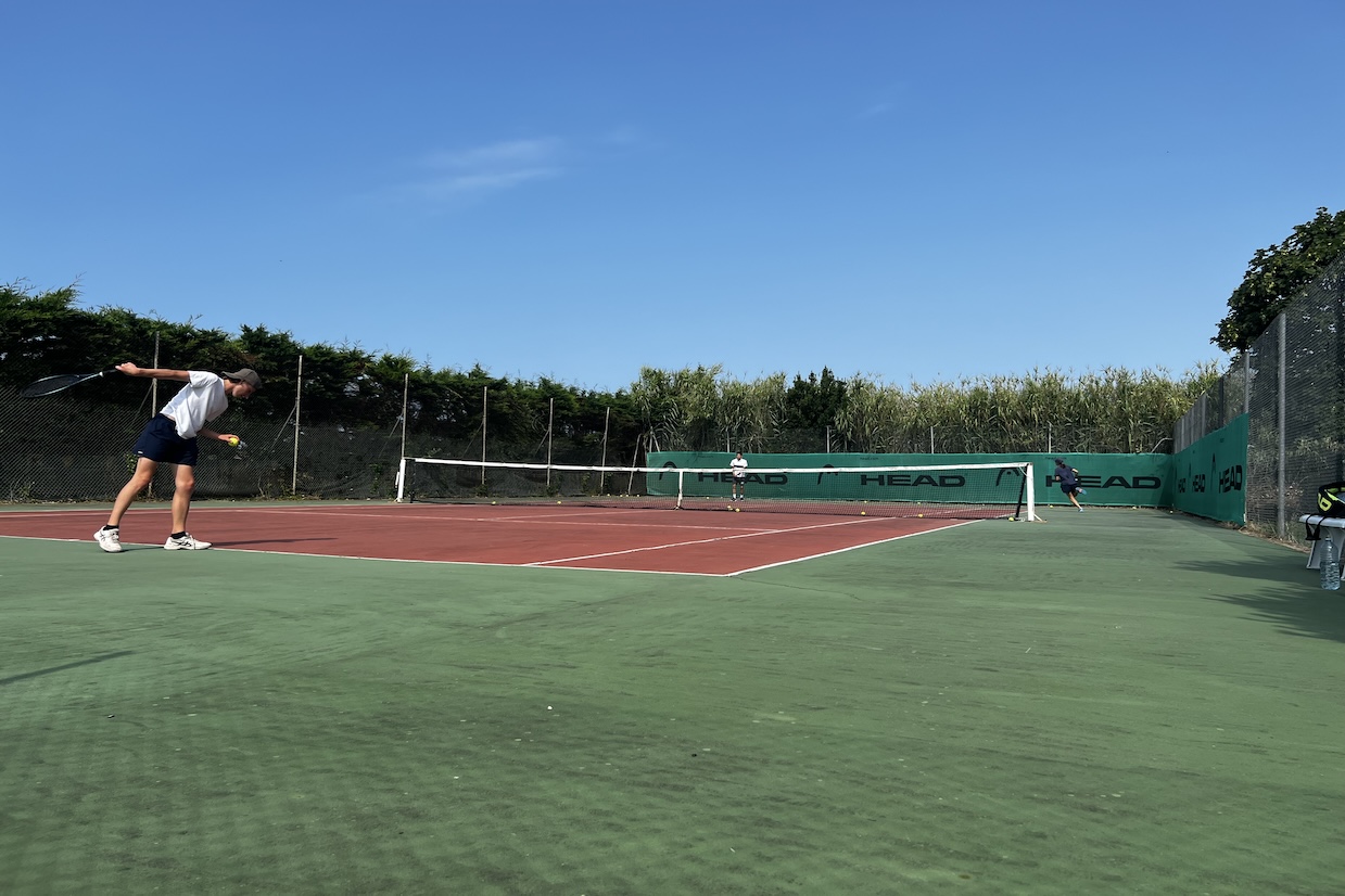 Image d'un match en cours sur l'un des courts de tennis du tennis club d'Ars-en-Ré, un club de tennis sur l'Île de Ré.