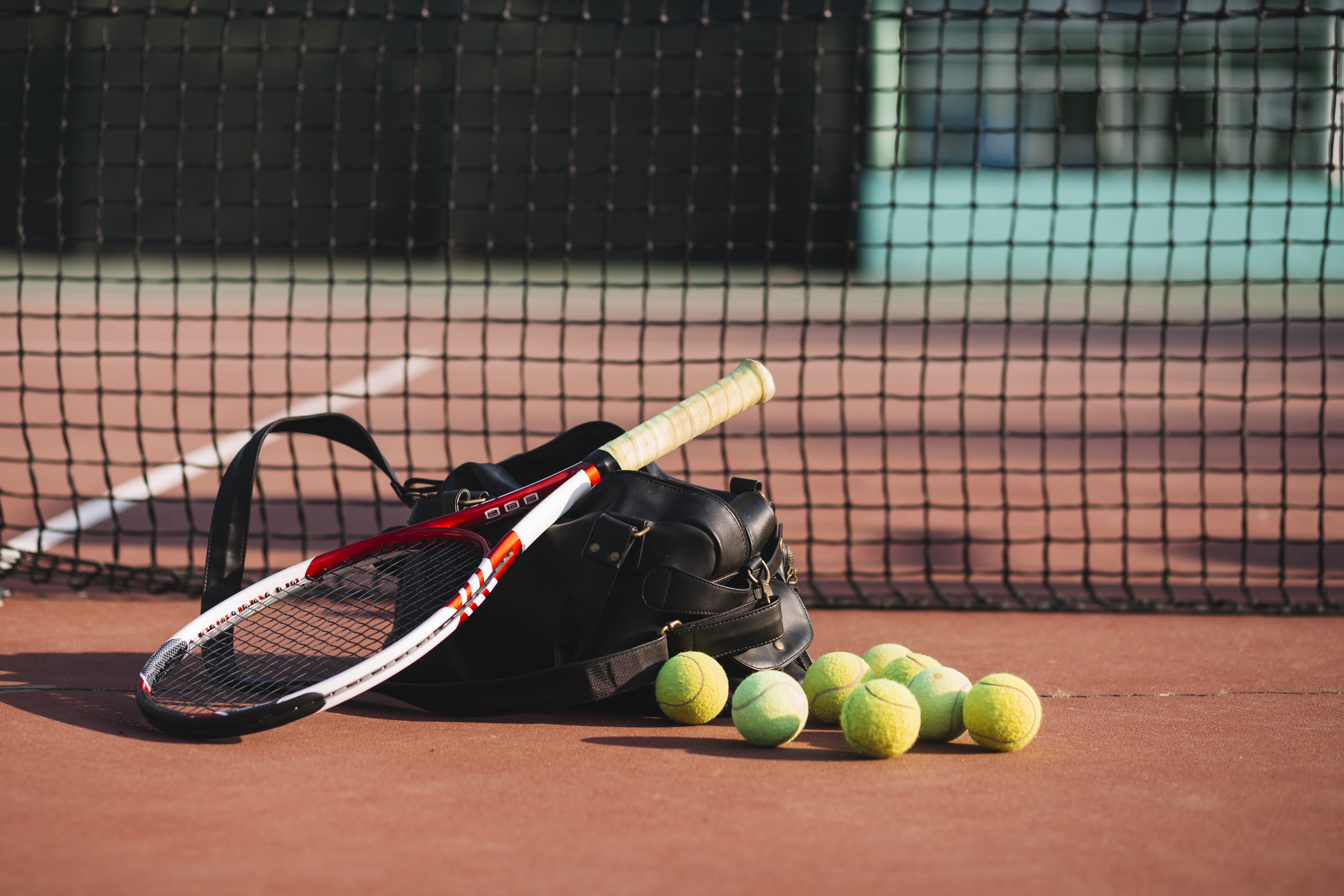 Image d'équipements de tennis et de padel, posés sur un des terrains de tennis club d'Ars-en-Ré.