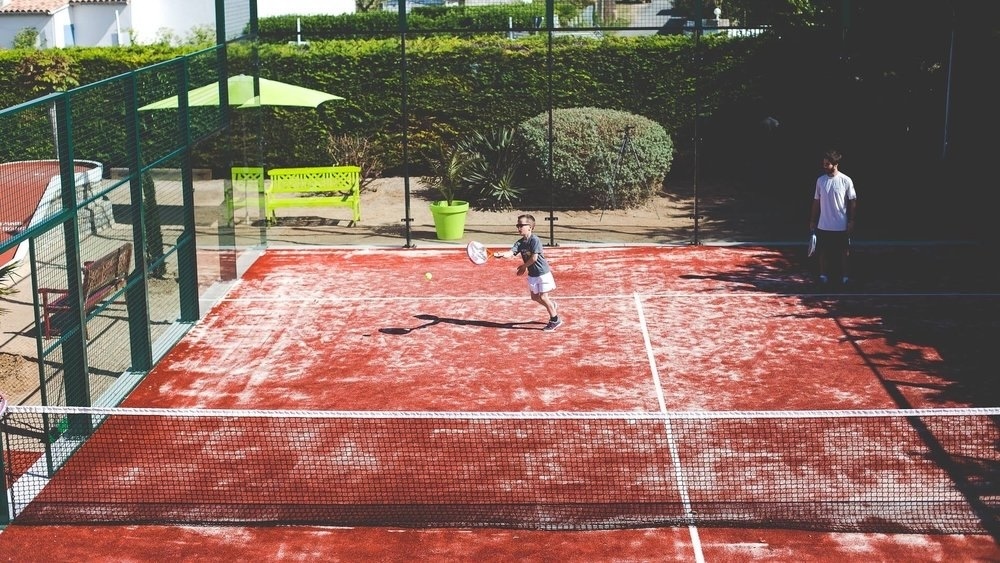Image prise à l'intérieur du tennis club d'Ars-en-Ré sur l'Île de Ré. Un des meilleurs tennis club de l'Île de Ré.